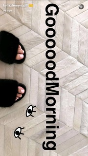Kylie Jenner feet photo thumbnail