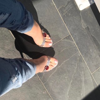Kylie Jenner feet photo thumbnail