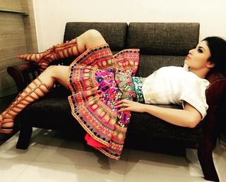 Mouni Roy feet photo thumbnail