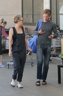 Kaley Cuoco feet photo thumbnail