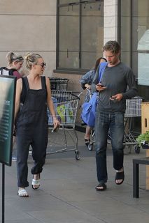 Kaley Cuoco feet photo thumbnail