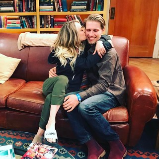 Kaley Cuoco feet photo thumbnail