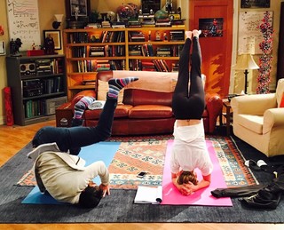 Kaley Cuoco feet photo thumbnail