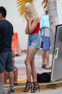 Karolina Kurkova feet photo thumbnail