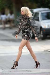Karolina Kurkova feet photo thumbnail
