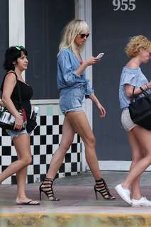 Karolina Kurkova feet photo thumbnail