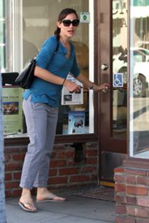 Jennifer Garner feet photo thumbnail
