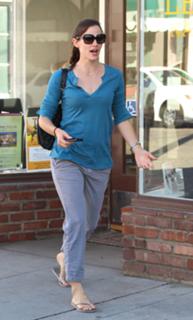 Jennifer Garner feet photo thumbnail