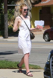 Elle Fanning feet photo thumbnail