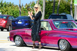 Karolina Kurkova feet photo thumbnail