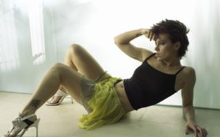 Alyssa Milano feet photo thumbnail