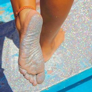 Carla Diaz feet photo thumbnail