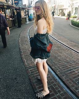 Kathryn Newton feet photo thumbnail