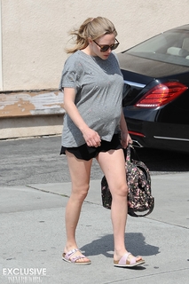Amanda Seyfried feet photo thumbnail