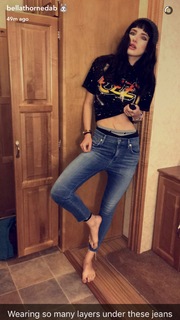 Bella Thorne feet photo thumbnail