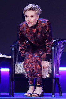 Scarlett Johansson feet photo thumbnail