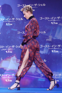 Scarlett Johansson feet photo thumbnail