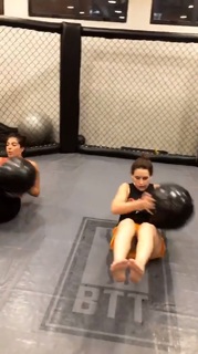 Kéfera Buchmann feet photo thumbnail