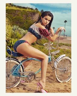 Selena Gomez feet photo thumbnail