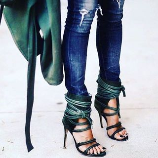 Brooke Burke feet photo thumbnail