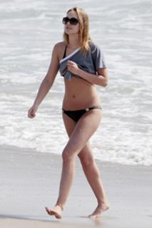 Leighton Meester feet photo thumbnail