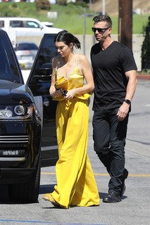 Kendall Jenner feet photo thumbnail