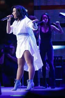 Demi Lovato feet photo thumbnail
