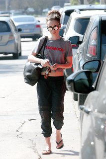 Lily Collins feet photo thumbnail