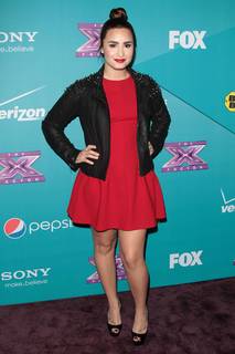 Demi Lovato feet photo thumbnail