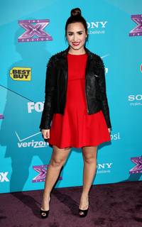 Demi Lovato feet photo thumbnail