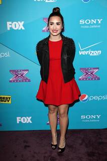 Demi Lovato feet photo thumbnail