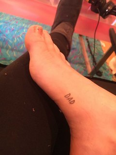 Miley Cyrus feet photo thumbnail