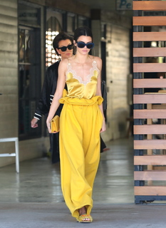 Kendall Jenner feet photo thumbnail