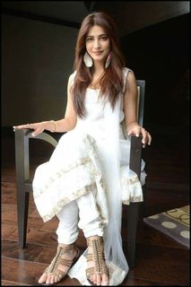 Shruti Haasan feet photo thumbnail