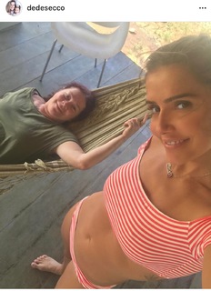 Deborah Secco feet photo thumbnail