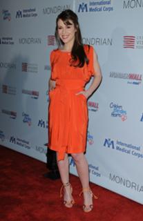 Alyssa Milano feet photo thumbnail