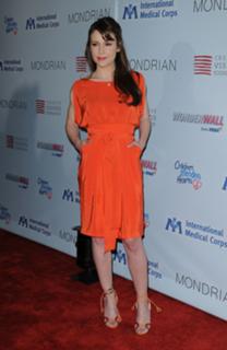 Alyssa Milano feet photo thumbnail