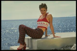 Alyssa Milano feet photo thumbnail