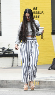 Vanessa Hudgens feet photo thumbnail