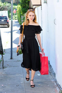 AnnaSophia Robb feet photo thumbnail