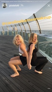 Pixie Lott feet photo thumbnail
