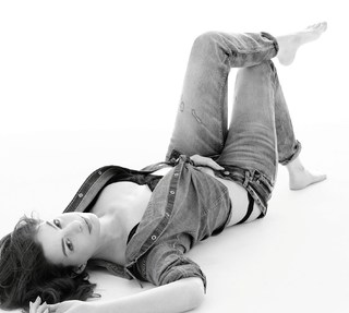 Anne Hathaway feet photo thumbnail