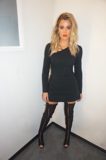 Khloé Kardashian feet photo thumbnail