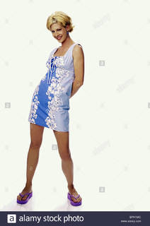 Jenna Elfman feet photo thumbnail