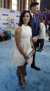 Demi Lovato feet photo thumbnail