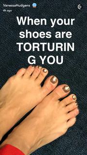 Vanessa Hudgens feet photo thumbnail