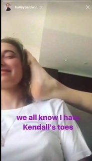 Kendall Jenner feet photo thumbnail