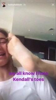 Kendall Jenner feet photo thumbnail