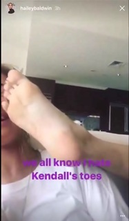 Kendall Jenner feet photo thumbnail