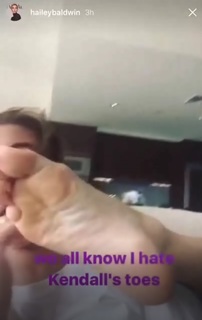 Kendall Jenner feet photo thumbnail